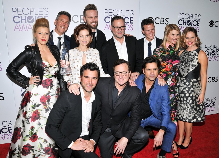 De acteurs van de reboot ‘Fuller house’ in 2017. Bob Saget zit onderaan in het midden. 