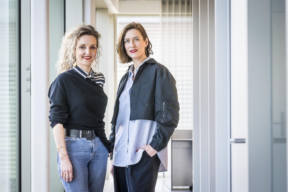 Expert circulaire mode Jasmien Wynants (links) is samen met haar collega Ann Claes (rechts) van fashion agency Masjien, curator van het FTI-event.