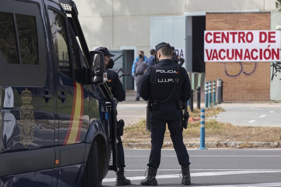 Archiefbeeld: politie aan het vaccinatiecentrum in Sevilla. 