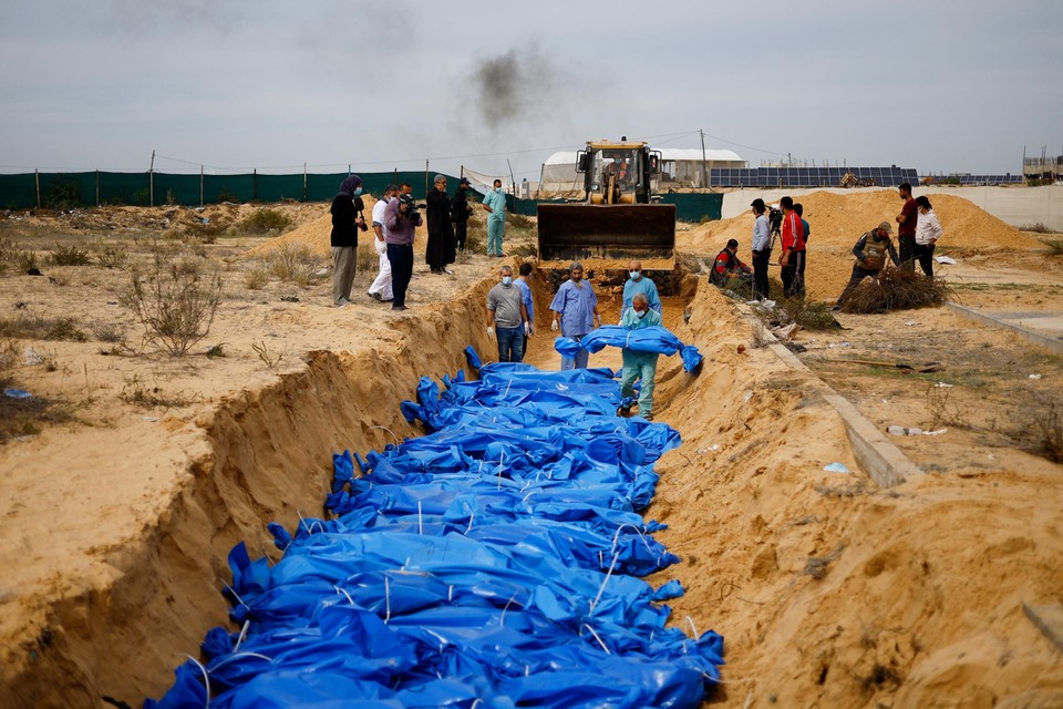 Lichamen van gedode Palestijnen worden begraven in een massagraf.