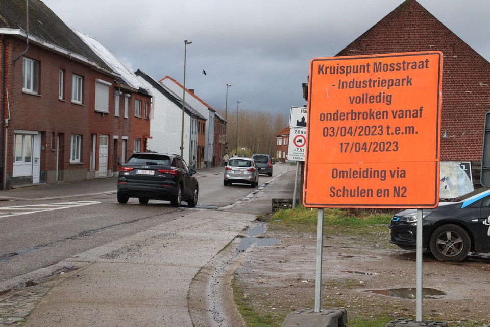 Voor de heraanleg van het kruispunt aan de toegang tot het bedrijf Devos wordt de Mosstraat volledig afgesloten.