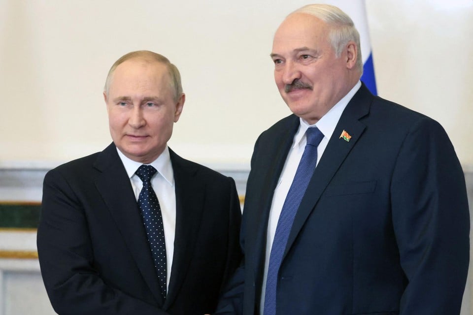Loekasjenko trok eind juni nog naar Sint-Petersburg voor overleg met president Poetin. 