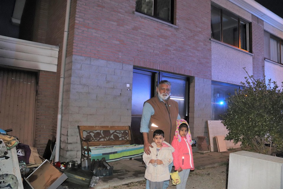 Bewoner Ghani Shahzad met de kleinkinderen.