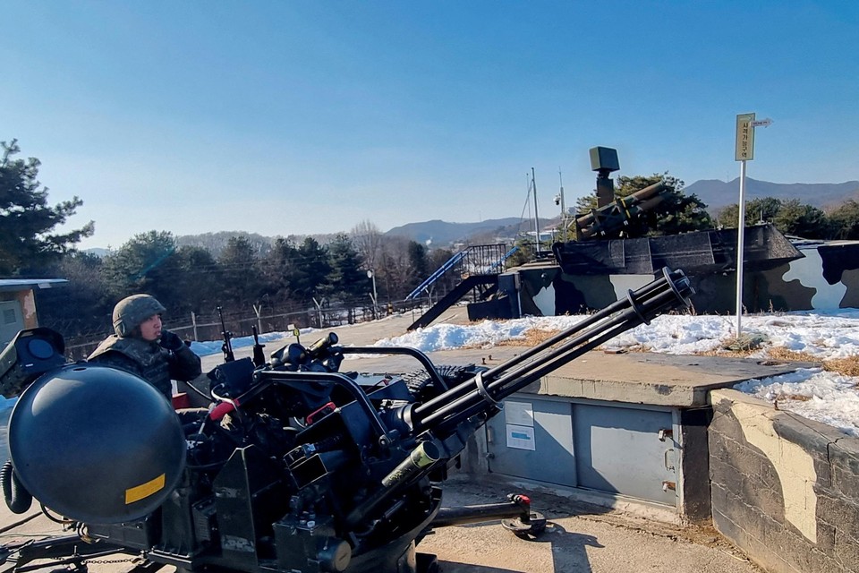 Een Zuid-Koreaanse soldaat voert een antidrone-oefening uit op 29 december 2022. 