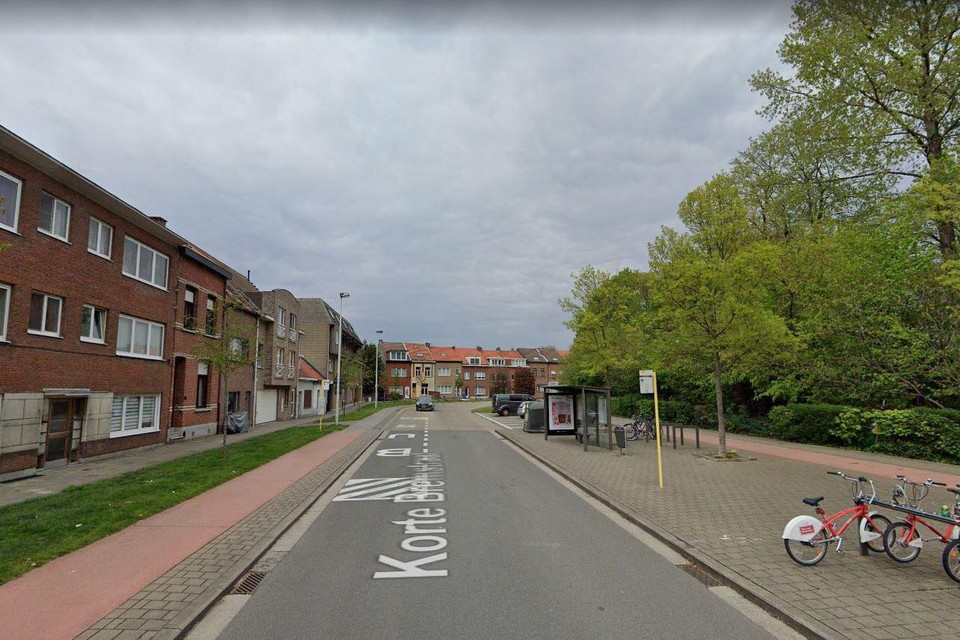 In Merksem is vannacht een 26-jarige man in zijn been geschoten tijdens het fietsen. 