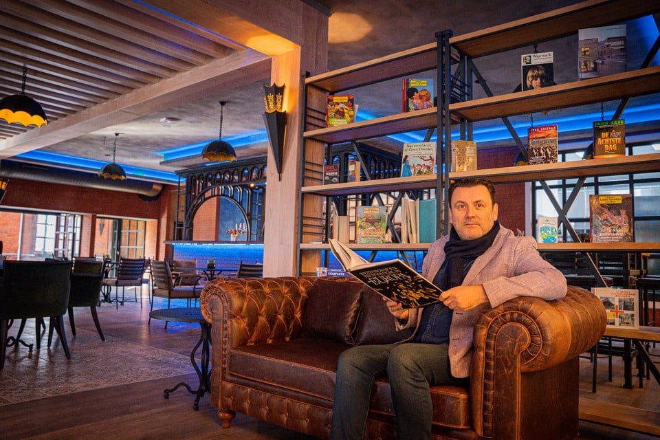 De Beringse ondernemer Tamer Cankurtaranoglu toont zijn brasserie Lavandi. “We zoeken nog boeken om de boekenkasten te vullen.” 