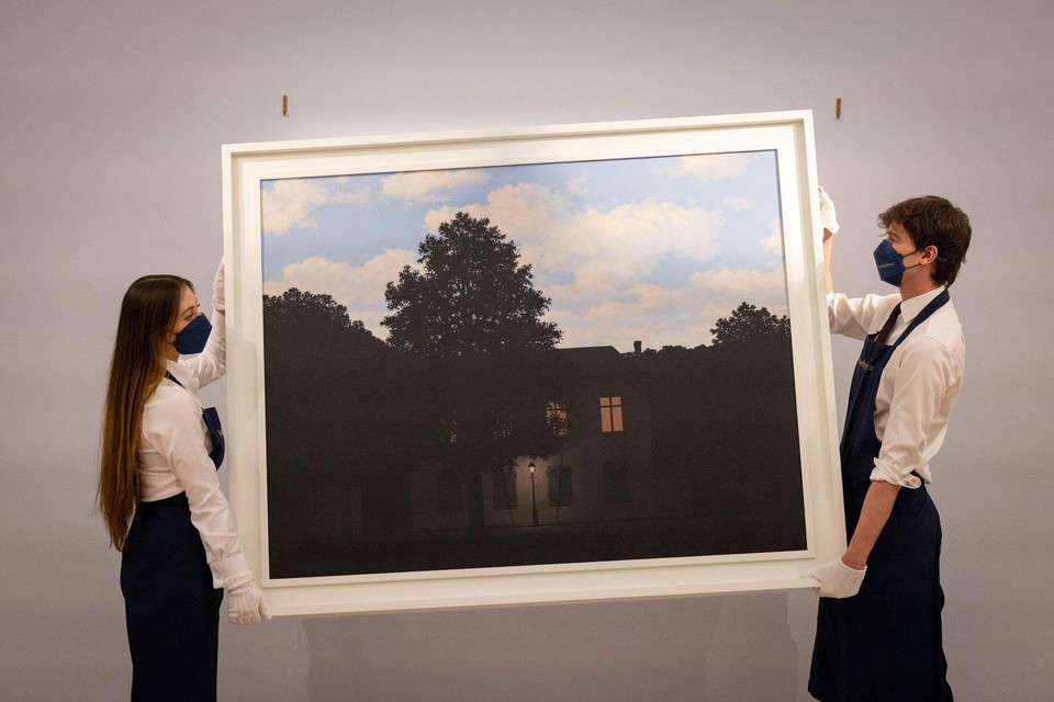 De Belgische surrealist René Magritte schilderde 23 versies van dit werk. 