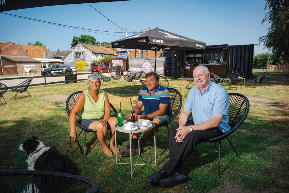 Mariet en Jo, twee van de laatste inwoners van Herbricht, praten bij met Rudi Smeets, die zijn café Maasvallei sloot na de overstroming. 