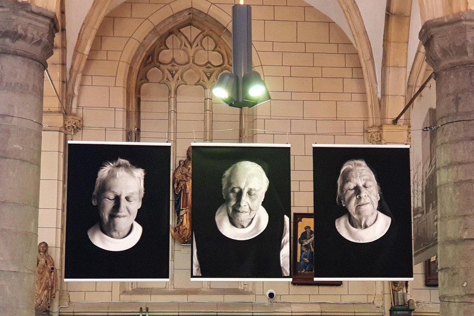 Vijftien Trappistinnen lieten zich uitzonderlijk fotograferen. De bijzondere fotoreeks is te bewonderen in de Sint-Laurentiuskerk.