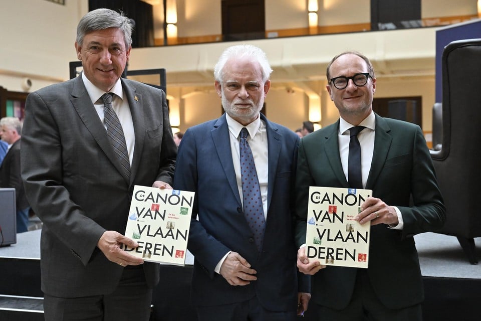 Ministers Jambon (links) en Weyts (rechts) met Emmanuel Gerard, voorzitter van de commissie Canon van Vlaanderen.