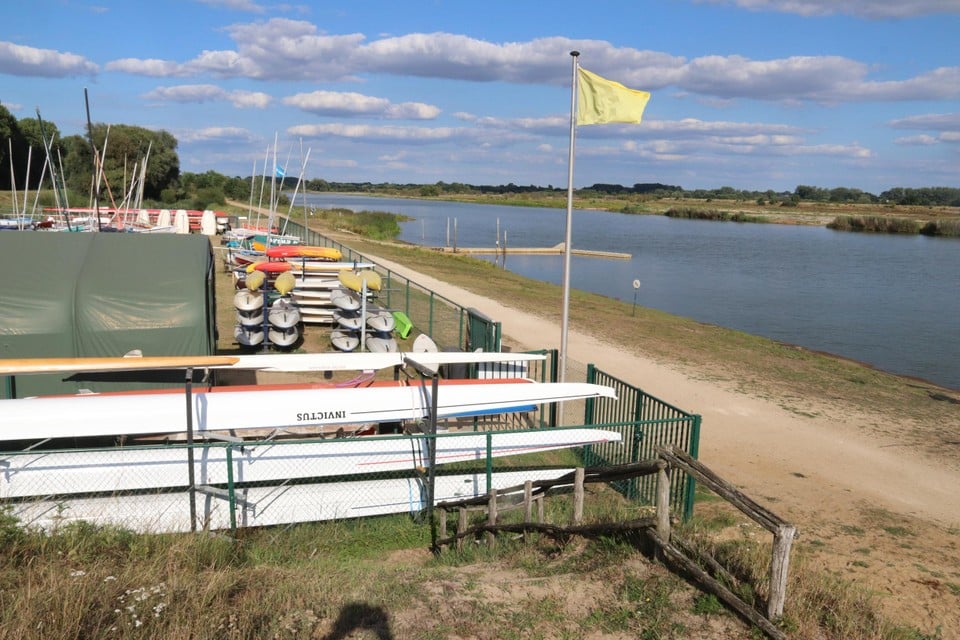 De gele vlag aan het meer geeft aan dat water- en strandrecreatie verboden is. 