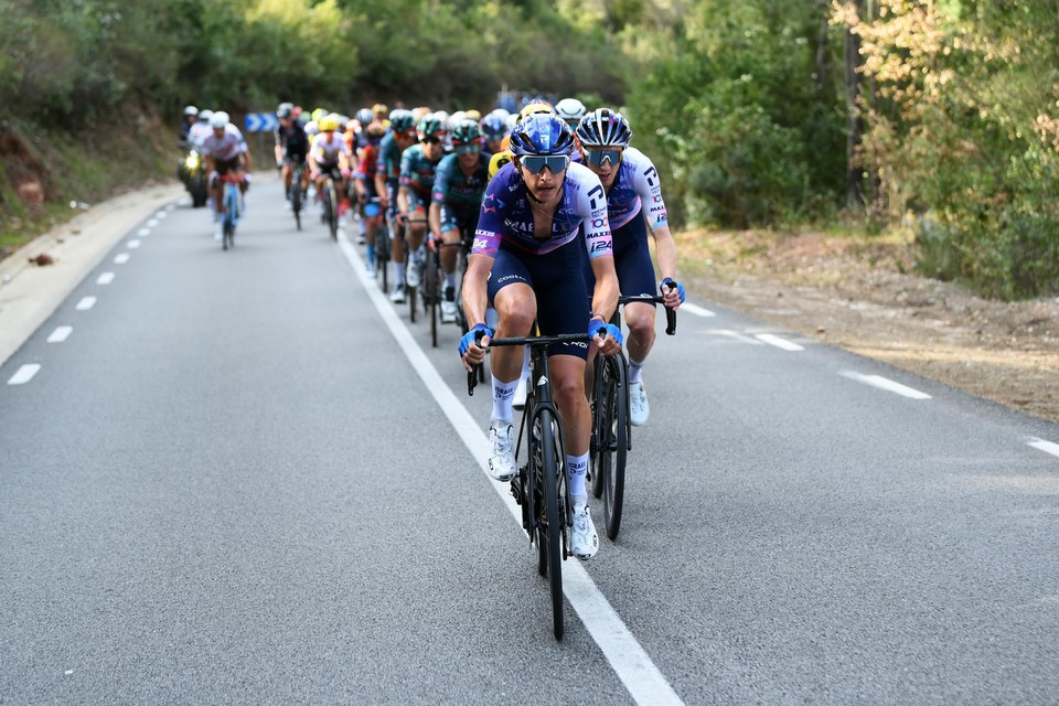 Dylan Teuns, op kop van het peloton tijdens de Ronde van Catalonië.