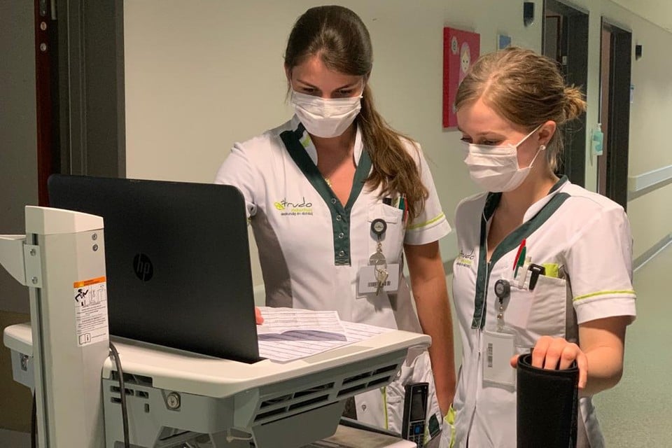 In het Sint-Trudo Ziekenhuis in Sint-Truiden werken sinds deze week alle personeelsleden met mondmaskers. 