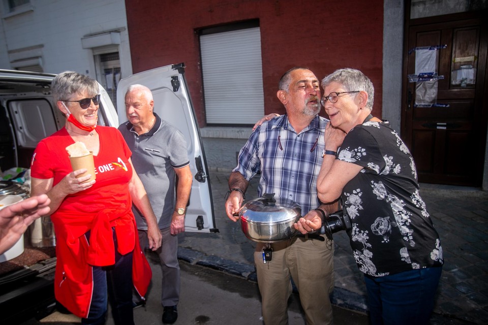 Inwoners van Verviers zijn dankbaar voor de verse soep uit Genk. Judith Alders geeft een buurtbewoner een knuffel. 