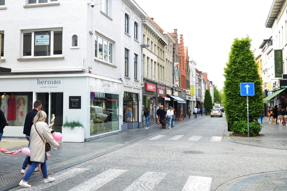 De agressie gebeurde in de Nederstraat, ter hoogte van het kruispunt met de Kattestraat. 