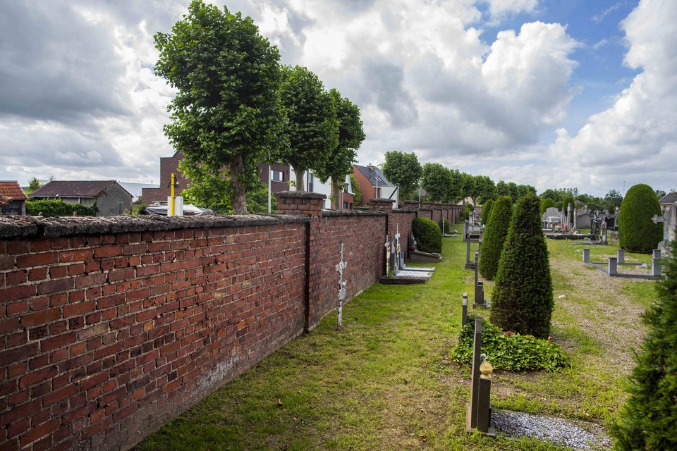 Aan de rand van het Diepenbeekse kerkhof staan al wat grafzerken voor kinderen. Maar mogelijk liggen er in feite veel meer. 