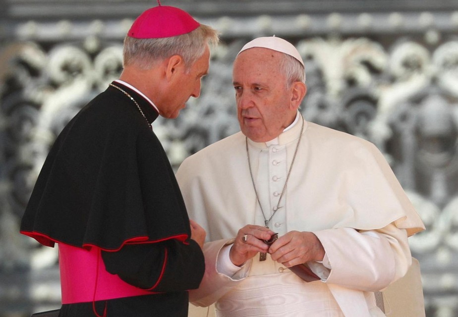 Georg Gänswein (links) en paus Franciscus (rechts).  