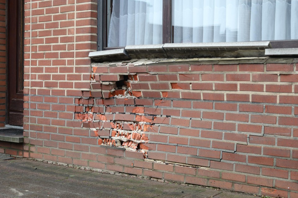 De schade aan de voorgevel van het aangereden pand in de Mie Merkenstraat in Eisden-Tuinwijk is behoorlijk groot.