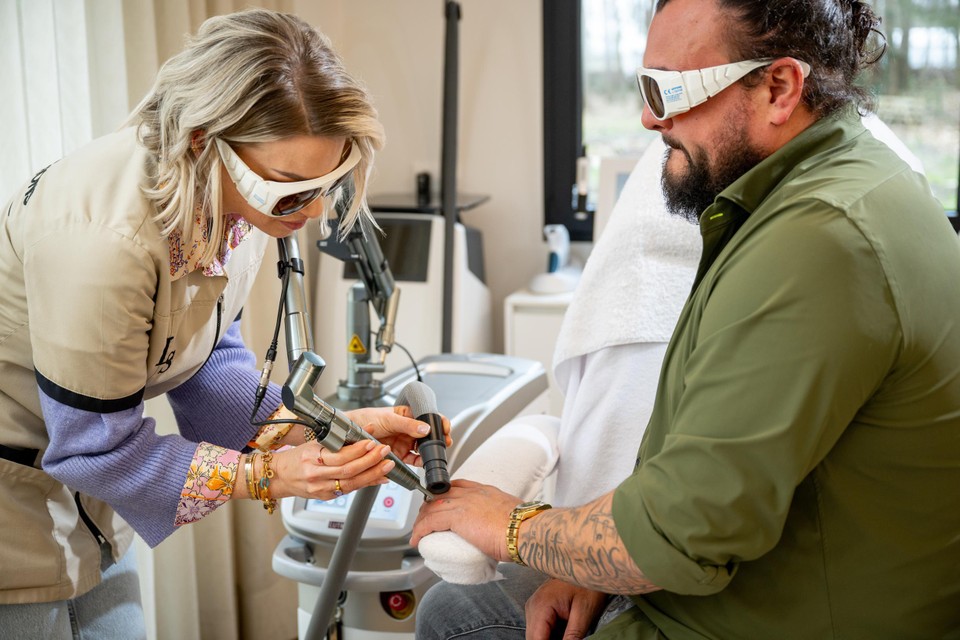 Laura Moermans van LaserSolutions in Leopoldsburg krijgt wekelijks klanten over de vloer die een tattoo willen laten verwijderen na een echtscheiding of een relatiebreuk.