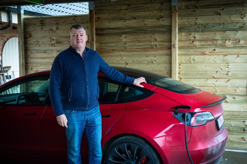 Stefan Kumpen staat voor zware kosten als hij zijn hele gezin met Tesla’s wil uitrusten. 