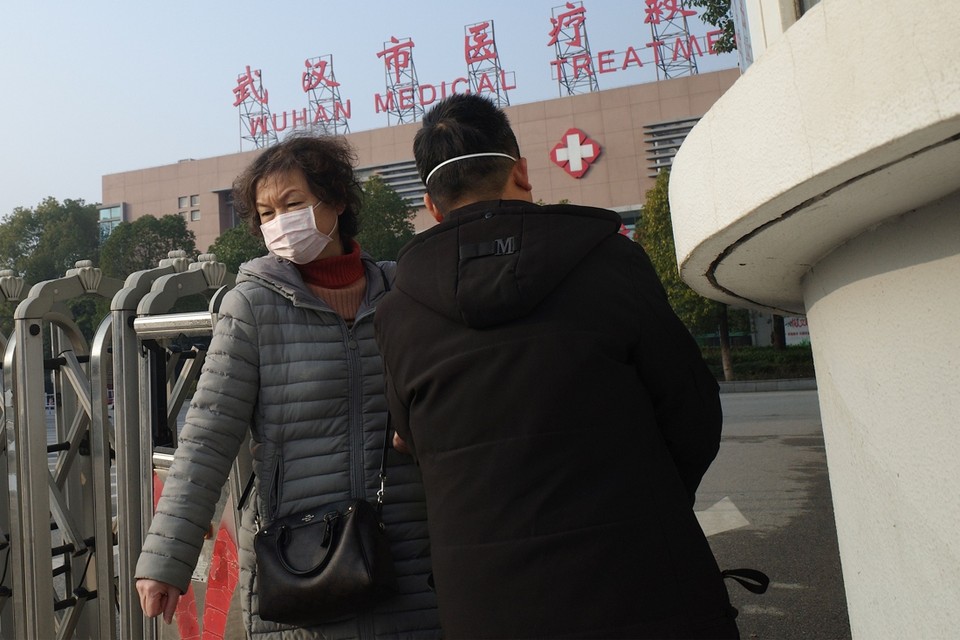 Mensen dragen mondmaskers in Wuhan 