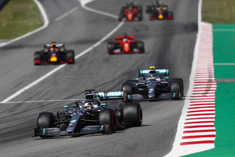 Mercedes F1-bolides aan de leiding van de GP van Spanje
