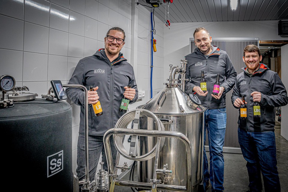 Bjorn Ruysen, Michaël Bynens en Jorn Vankrunkelsven van brouwerij Barak stellen trots hun eerste biertjes voor met de naam LBG, een verwijzing naar Leopoldsburg.  
