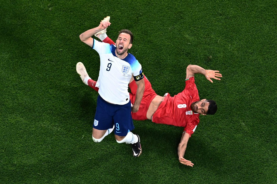 Pouraliganji tikt Kane aan tijdens de wedstrijd Engeland-Iran. 