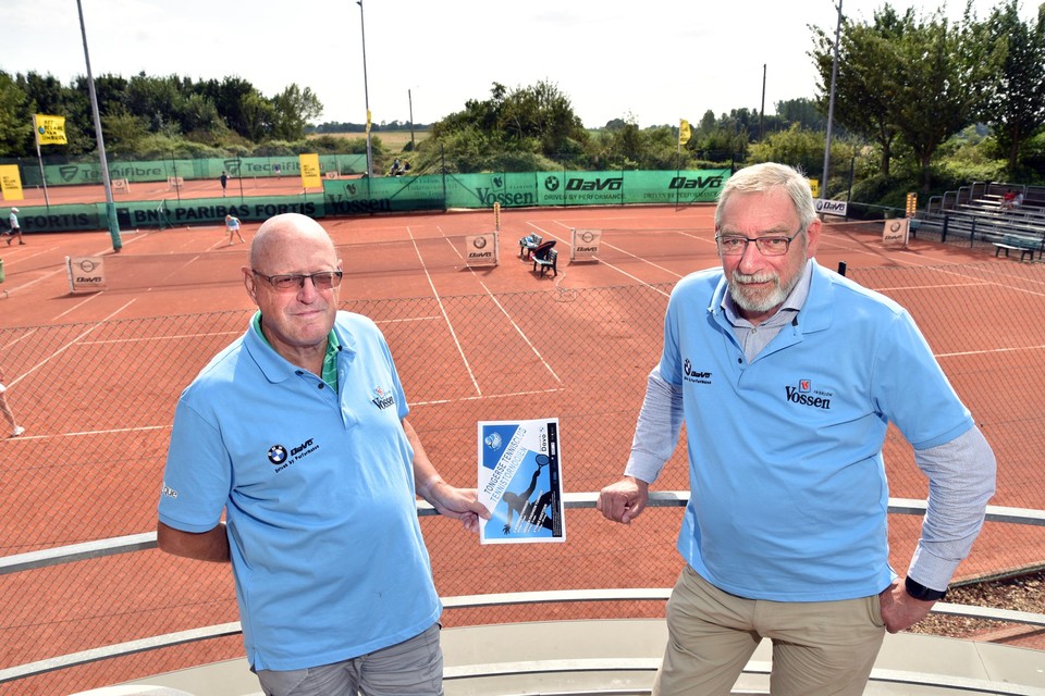 Roger Nijs (rechts naast Jean De Lombaerde): “Ons toernooi is meer dan tennis.” 