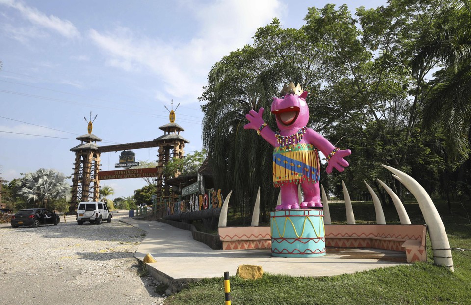 Het nijlpaard als mascotte aan de ingang van het themapark 