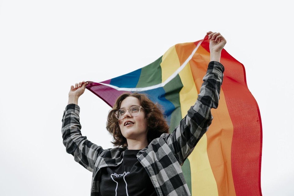 Lois Ramaekers (12) poseert met haar regenboogvlag. 