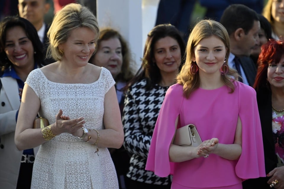 Koningin Mathilde (links) draagt een jurk van Natan, kroonprinses Elisabeth kiest voor Italiaanse mode met Emporio Armani