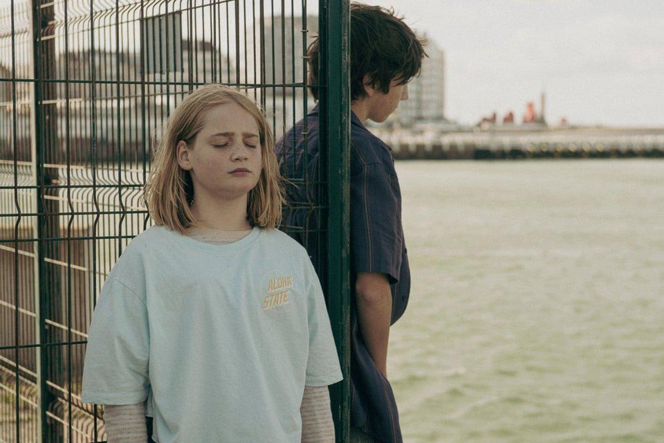 Saar Rogiers als Lena, het meisje dat meent dat haar vader werd opgeslokt door een zeemonster in de jeugdfilm ‘Zeevonk’.