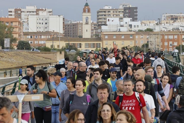 Honderden vrijwilligers stappen kilometers te voet vanuit Valencia naar  zwaarst getroffen gebieden gewapend met borstels en emmers | Het Belang van  Limburg Mobile