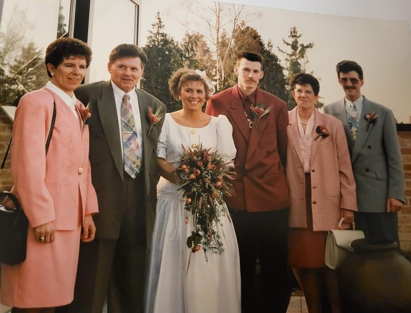 Patricia Dewarier en Ronald Ruysen (midden), 30 jaar geleden op hun trouwfeest.