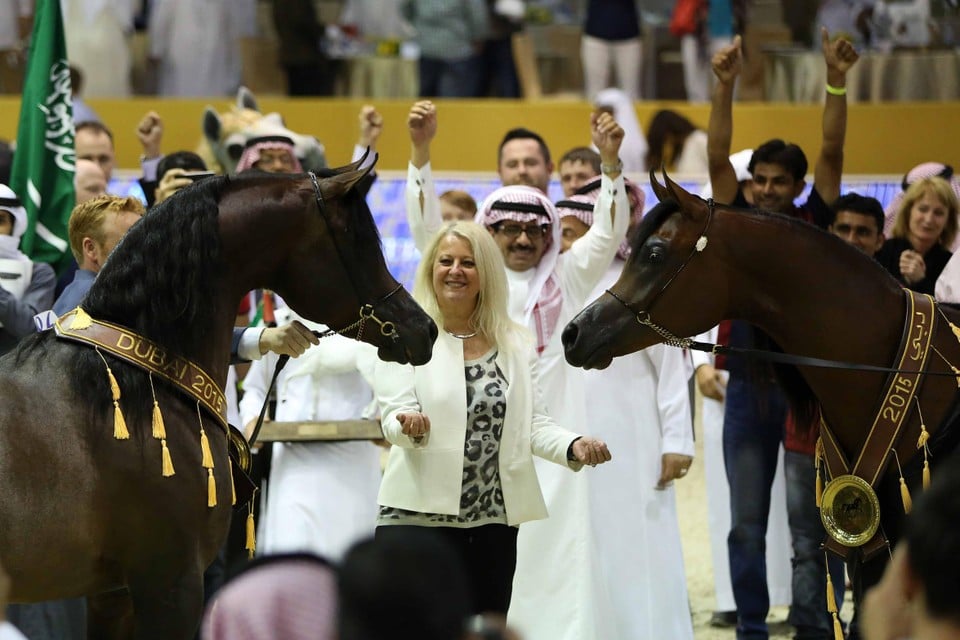 Christine Jamar met twee van haar prijshengsten in Dubai. 