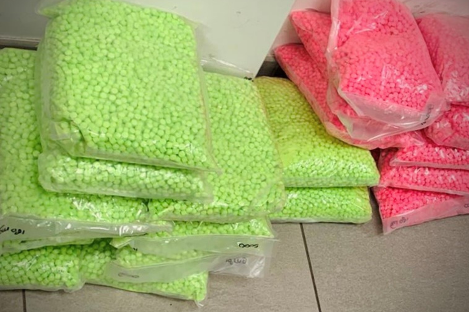 Politie Carma vond in de auto 250.000 xtc-pillen in felle fluo kleuren. 