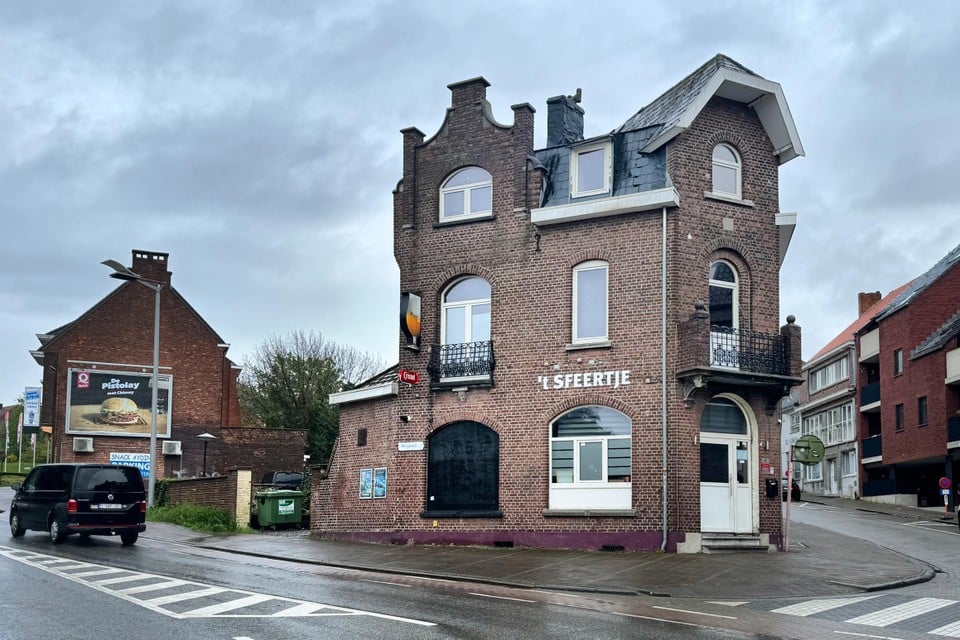 Na herhaaldelijke overtredingen op de drugswetgeving heeft burgemeester Dries beslist café ’t Sfeertje te sluiten.