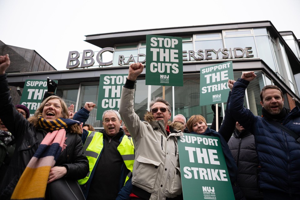 De BBC moet flink bezuinigen en daardoor zijn er veel ontslagen aangekondigd.