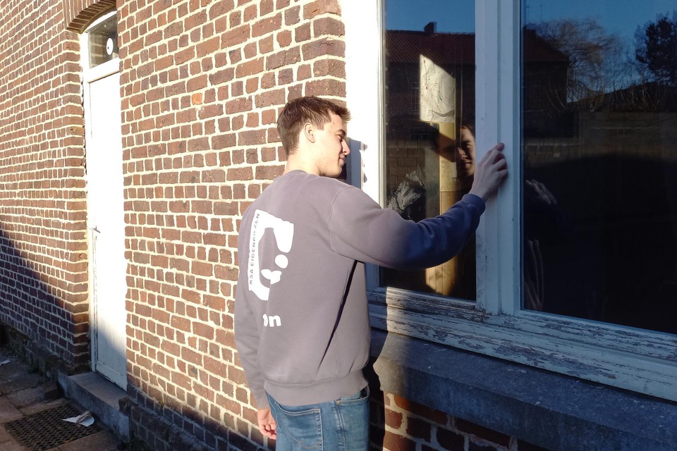 Leider Simon Schouteden toont het raam dat door de dieven werd vernield. 