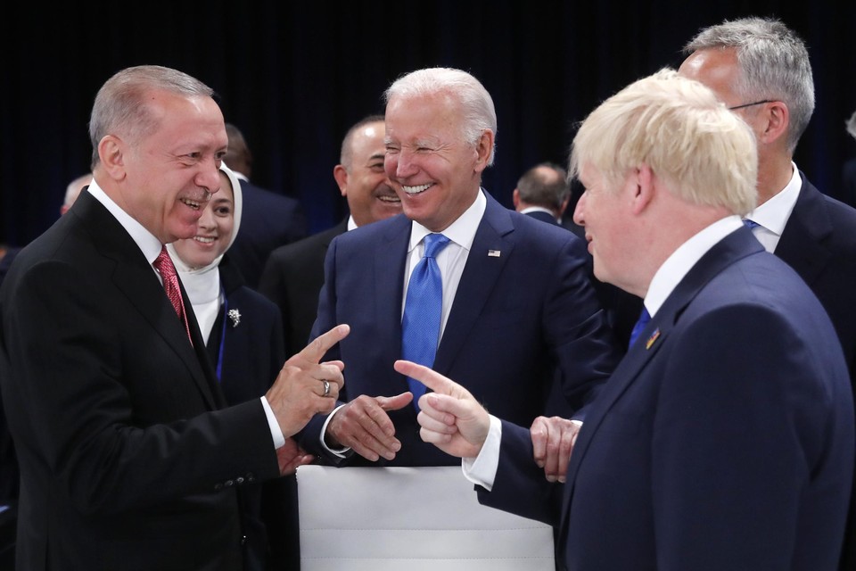 Een onderonsje tussen Erdogan, Biden en Johnson. 