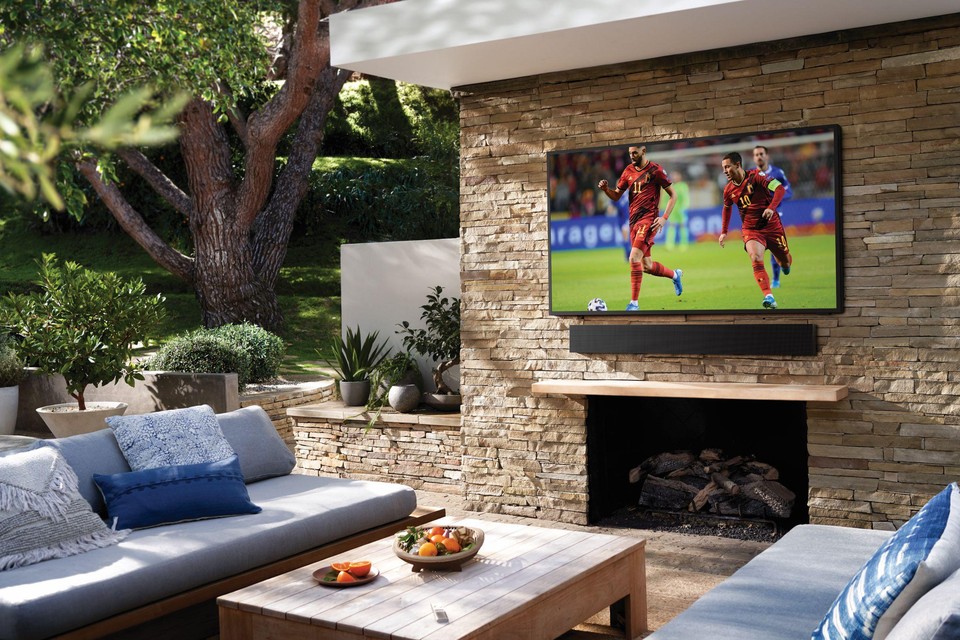 Voor wie graag permanent een televisie in de tuin wil hebben, heeft Samsung de oplossing. Met ‘The Terrace’ heb je het hele jaar door, wind, regen of zon, een televisie met een hoge helderheid. Alleen het prijskaartje, variërend van 4.000 tot 6.500 euro is niet min.  