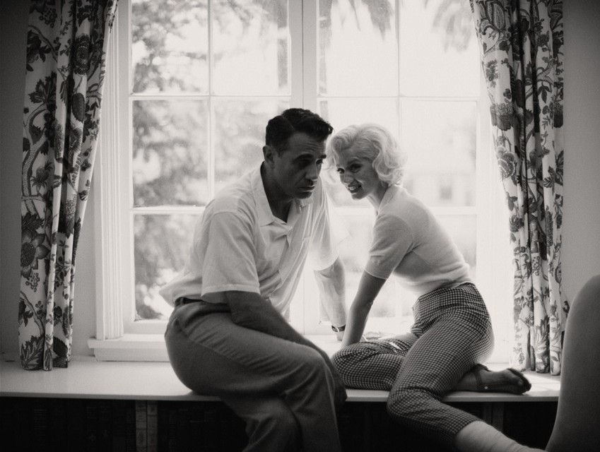 Joe DiMaggio (Bobby Cannavale) en Marilyn Monroe (Ana de Armas) in ‘Blonde’. 