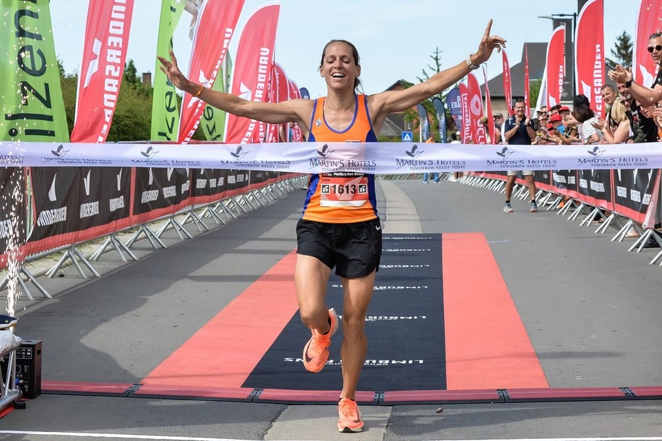 De Hoeseltse Leentje Hellemans schreef de halve marathon op haar naam. 
