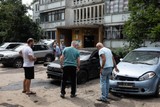 thumbnail: In de auto’s voor een appartementsblok in      Saltivka, een van de meest belaagde wijken van Charkov, tonen de gaatjes de restanten van een clusterbom. 