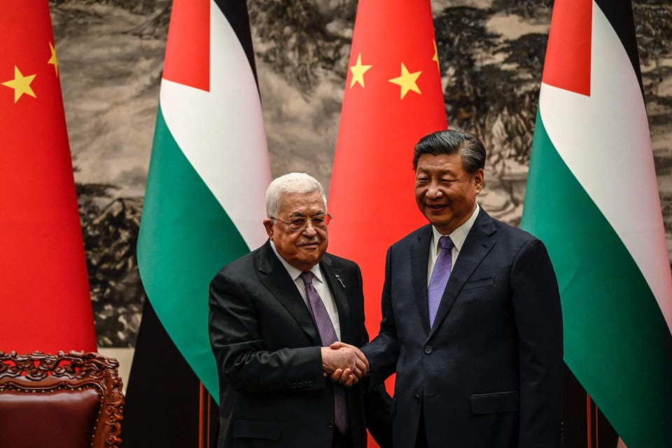 De Palestijnse president Mahmoud Abbas (links) en zijn Chinese ambtsgenoot Xi Jinping (rechts)