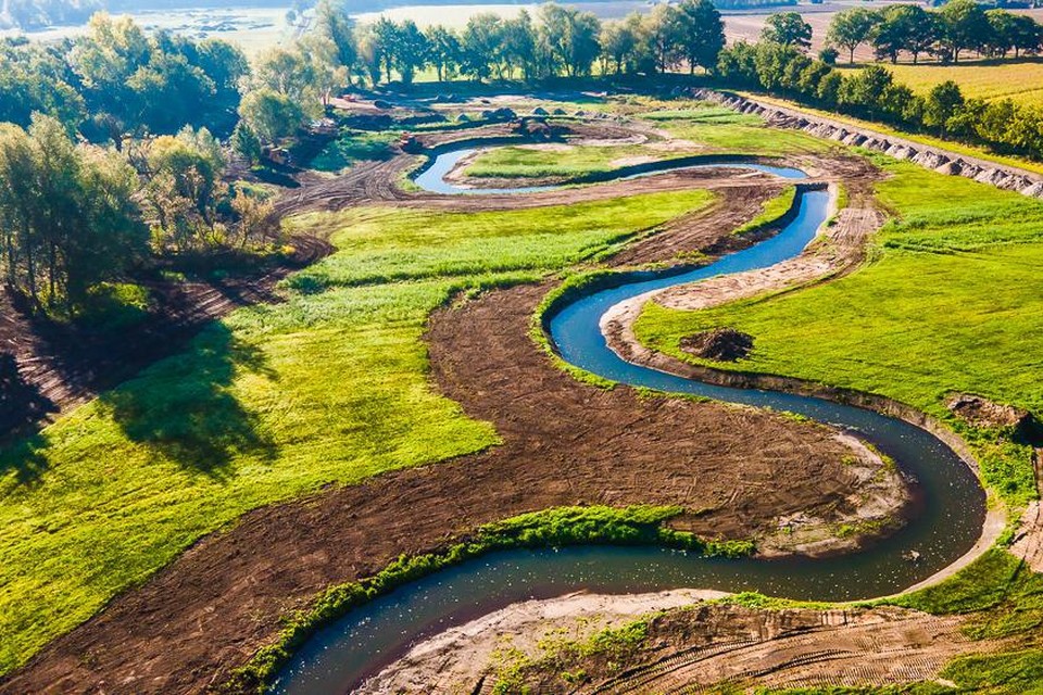 “Tijdens de voorbije maanden werden de meanders uitgegraven. Stroomafwaarts van de Kluizerdijk worden de meanders aangesloten op de Warmbeek en de oorspronkelijke bedding wordt gedempt.” 