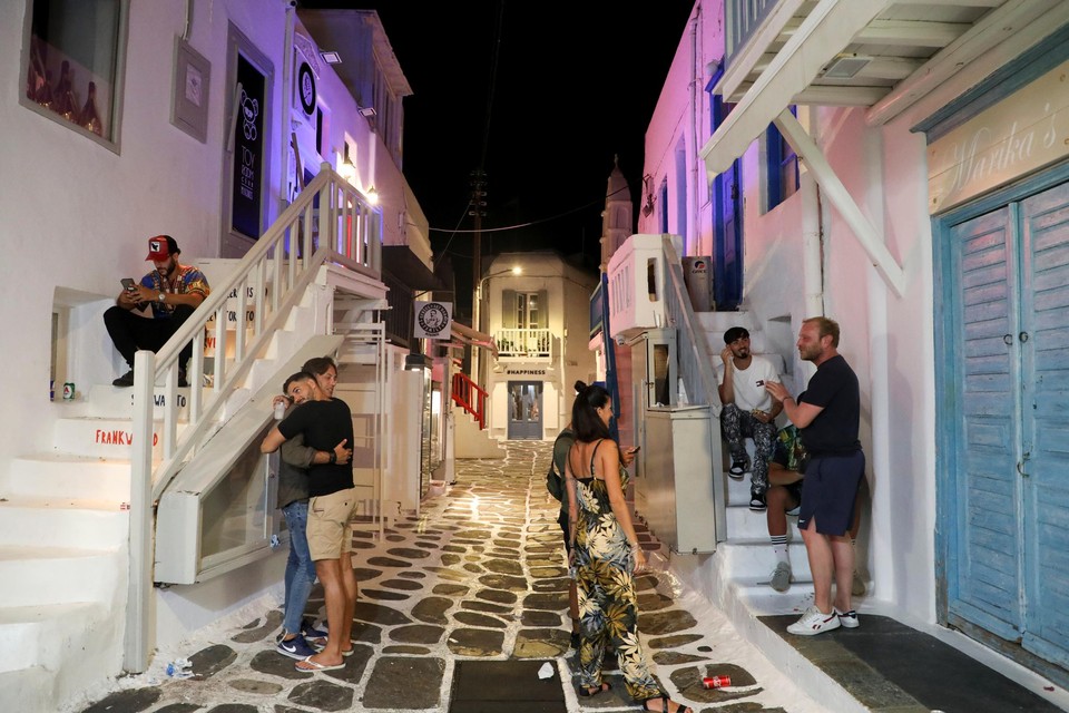 Toeristen op Mykonos worden geconfronteerd met gesloten winkels en restaurants. 
