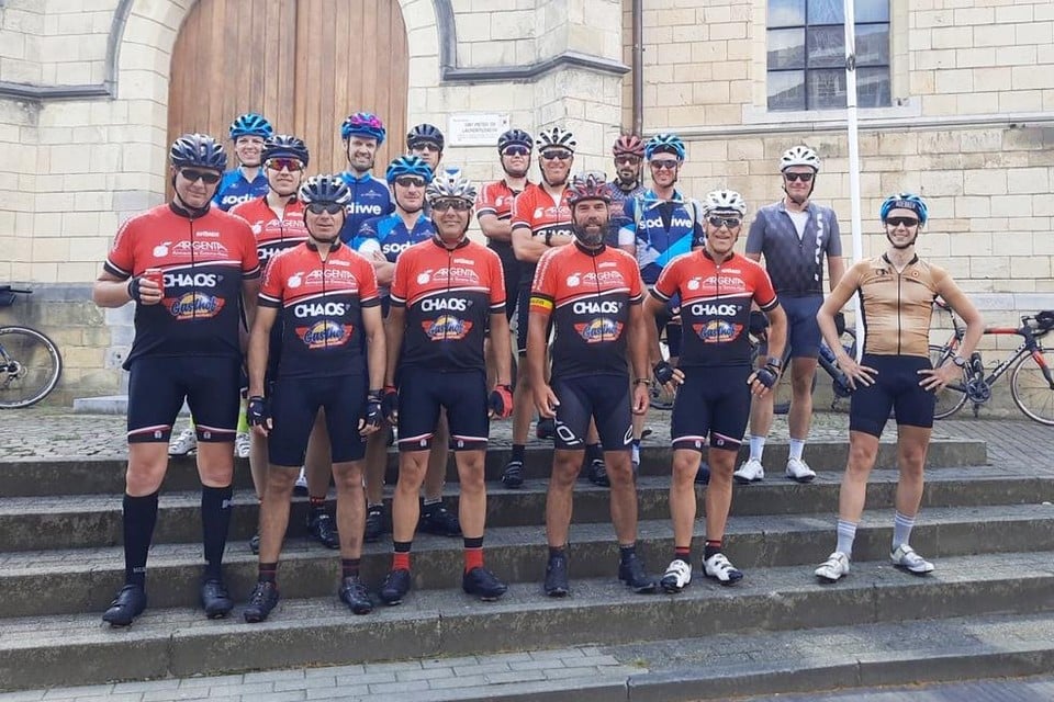 Een twintigtal wielertoeristen trokken erop uit voor een wielertour van 300 km rond Limburg. 