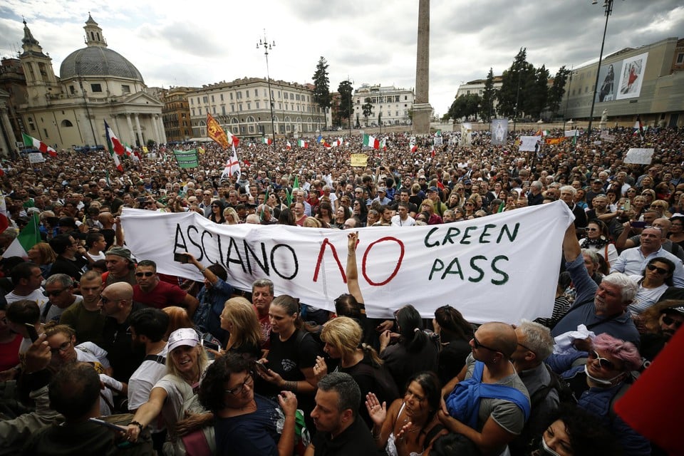 De betoging tegen de Green Pass, de Italiaanse versie van de coronapas, werd al snel grimmig 